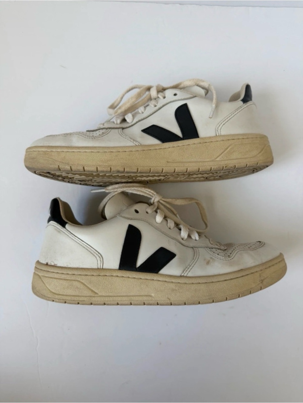 Veja woman's 7 white black leather sneakers
772